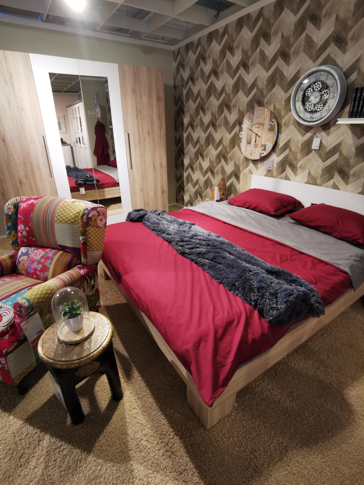 The Pros and Cons of Wallpapering Just One Wall